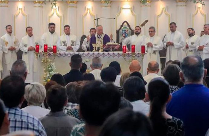 Hermosillo despide al padre Juan Francisco “Kokis” Salcido con ceremonia multitudinaria