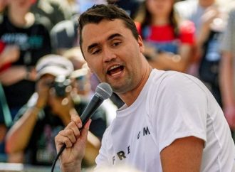 Muere Charlie Kirk, activista conservador, tras recibir un balazo durante evento en universidad de Utah