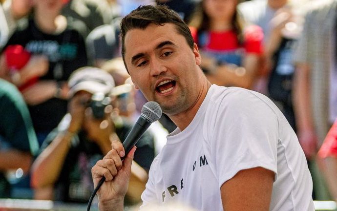 Muere Charlie Kirk, activista conservador, tras recibir un balazo durante evento en universidad de Utah