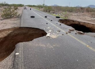 Con trabajos urgentes logran tapar socavón y abrir carretera en la Costa de Hermosillo