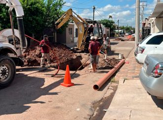 Realizan trabajos de desazolve y reparación de drenaje en Valle Dorado