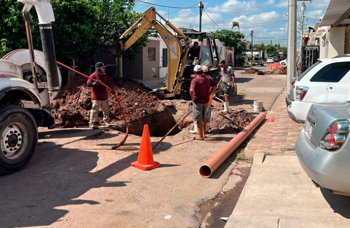 Realizan trabajos de desazolve y reparación de drenaje en Valle Dorado