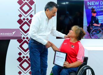 Reconoce Ayuntamiento a Leticia Ochoa, atleta paralímpica cajemense de talla internacional