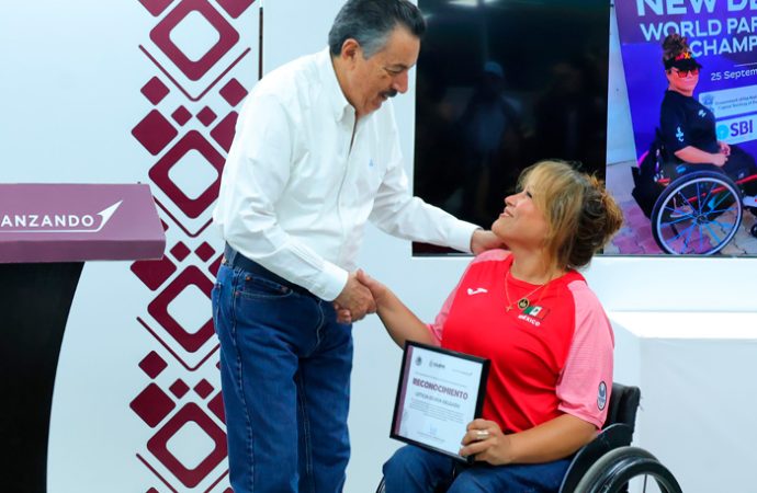 Reconoce Ayuntamiento a Leticia Ochoa, atleta paralímpica cajemense de talla internacional