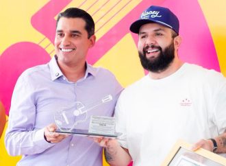 Reconocen a Carín León como exalumno destacado de la secundaria Rubén A. Gutiérrez Carranza