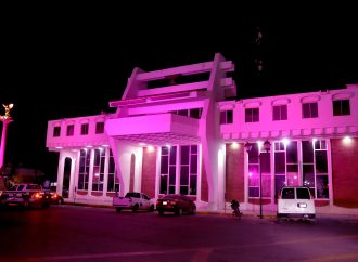Iluminada de rosa Navojoa enaltece la lucha contra el cáncer de mama