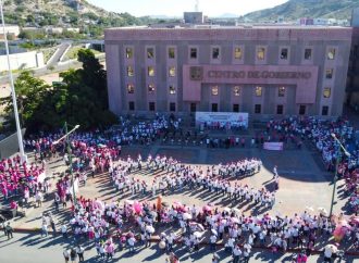 Caminan familias en conmemoración del mes rosa en Hermosillo