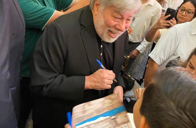 Steve Wozniak inspira a niños en Sonora