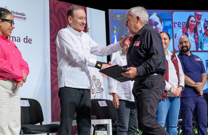 Entrega Alfonso Durazo títulos de vivienda del FOVISSSTE
