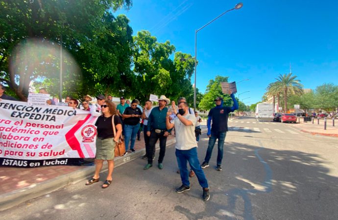 Se manifiestan por falta de insumos en el ISSSTESON para maestros de la UNISON