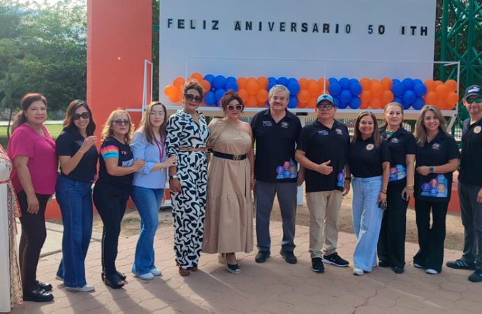Cantan las tradicionales mañanitas por el 50 aniversario del ITH
