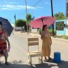 Vecinos de La Machi López bloquean calles por colapso de drenaje