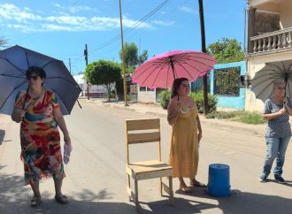 Vecinos de La Machi López bloquean calles por colapso de drenaje