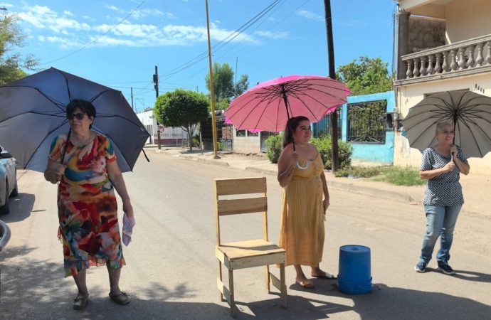 Vecinos de La Machi López bloquean calles por colapso de drenaje