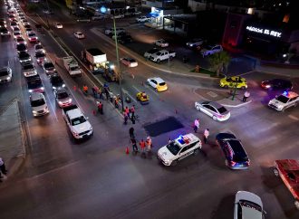 Supervisa Toño Astiazarán bacheo nocturno en el norte de la ciudad