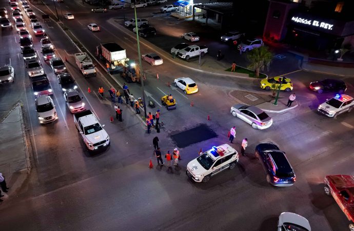 Supervisa Toño Astiazarán bacheo nocturno en el norte de la ciudad