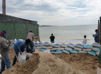 Atiende Ayuntamiento de Hermosillo calles afectadas por ingreso de agua de mar en Kino Pueblo