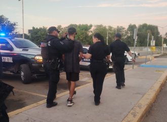 En Sonora, policías frustran suicidio al evitar que joven se arroje de edificio
