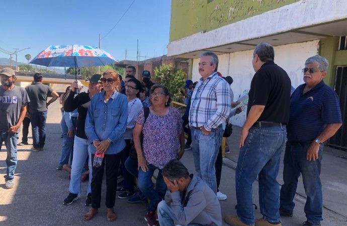 Vecinos de la colonia Benito Juárez se manifiestan debido al mal estado de los drenajes