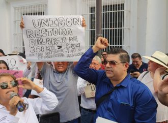 Académicos y trabajadores de la UNISON marchan para exigir presupuesto completo