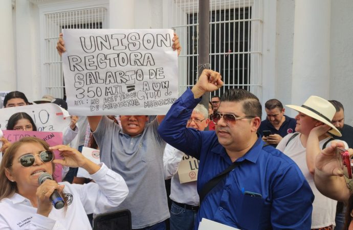 Académicos y trabajadores de la UNISON marchan para exigir presupuesto completo