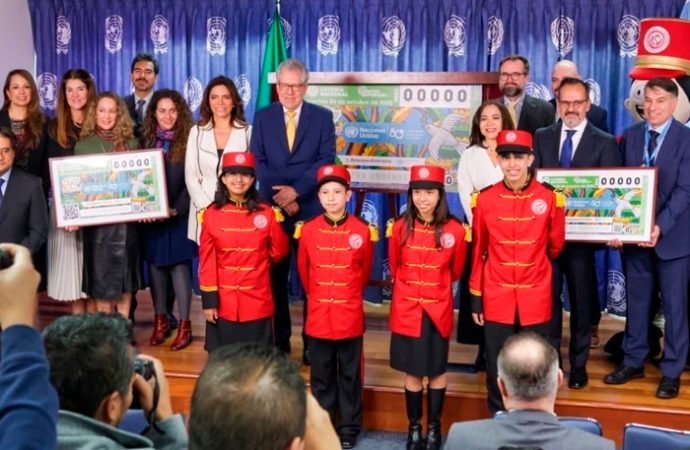 Develan billete conmemorativo por los 80 años de la ONU