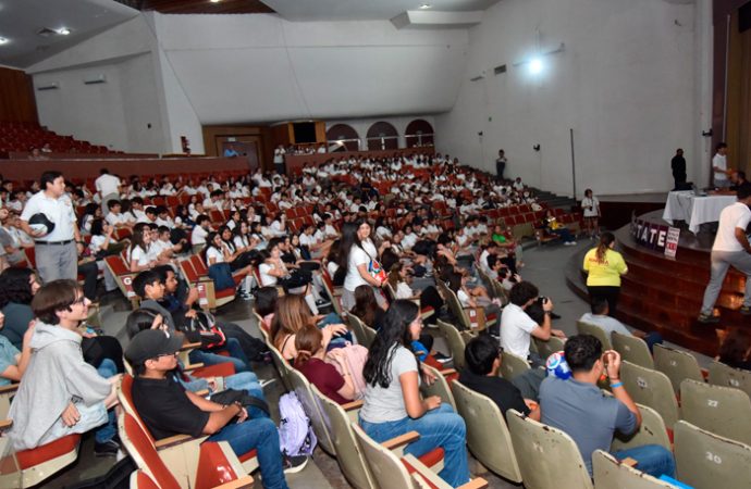 Participan jóvenes navojoenses en foro “Conéctate y dale color a tu vida”