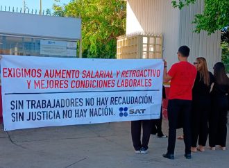 Se manifiestan trabajadores del SAT