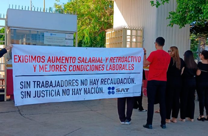 Se manifiestan trabajadores del SAT