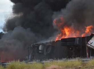 Tráiler se incendia tras volcadura en libramiento de Hermosillo