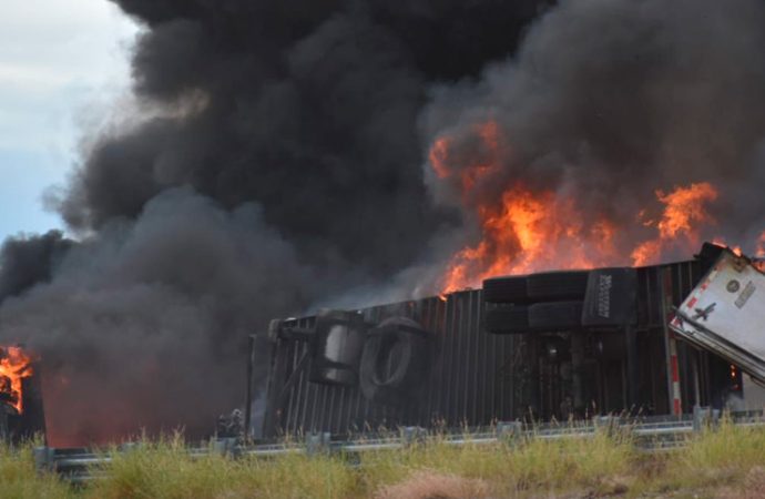 Tráiler se incendia tras volcadura en libramiento de Hermosillo