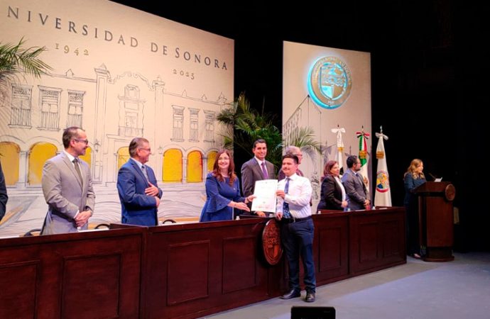 Reconocen a alumnos destacados de la Unison en su 83 aniversario