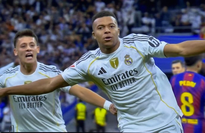 El Real Madrid pasa por encima del Barça (2-1) en un Clásico con VAR, penaltis y tangana