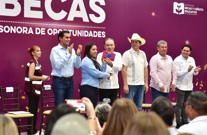Más de 4 mil becas y nuevo centro para niños con autismo entregan gobernador y alcalde en Navojoa