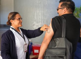 Instalan punto de vacunación invernal en Centro de Gobierno