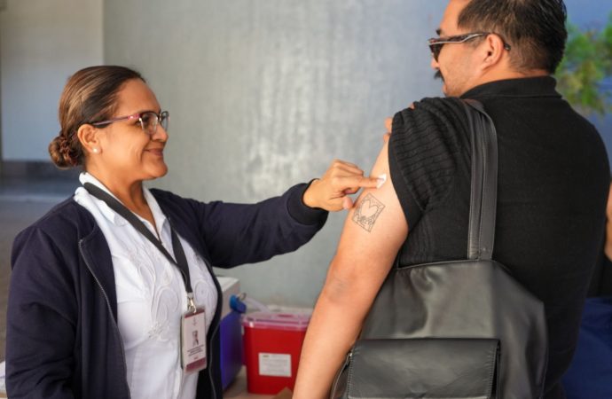 Instalan punto de vacunación invernal en Centro de Gobierno
