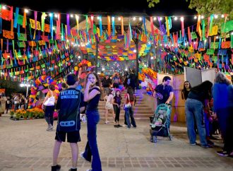 Se ilumina Plaza Zaragoza con la celebración del Día de Muertos en Hermosillo
