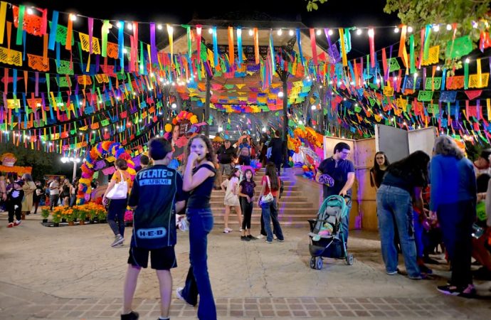 Se ilumina Plaza Zaragoza con la celebración del Día de Muertos en Hermosillo