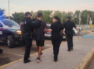 Policías evitan que hombre se arroje del techo en la Central de Autobuses de Hermosillo