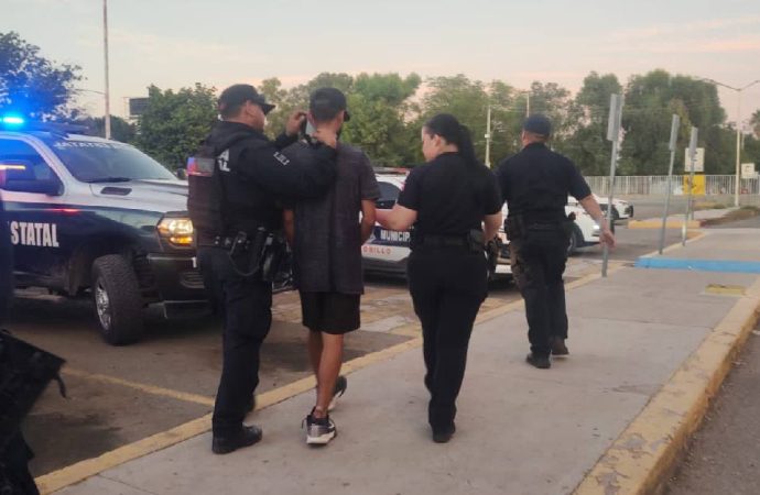 Policías evitan que hombre se arroje del techo en la Central de Autobuses de Hermosillo