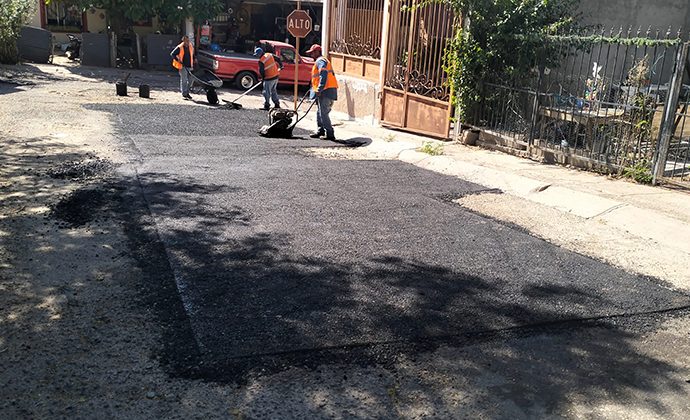Refuerza Gobierno de Hermosillo labores de bacheo en distintas colonias