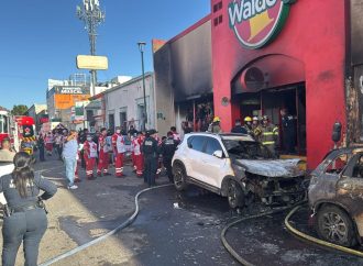 Explota automóvil en el centro de Hermosillo y provoca incendio en tienda departamental