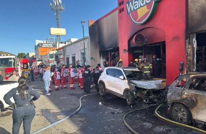 Explota automóvil en el centro de Hermosillo y provoca incendio en tienda departamental