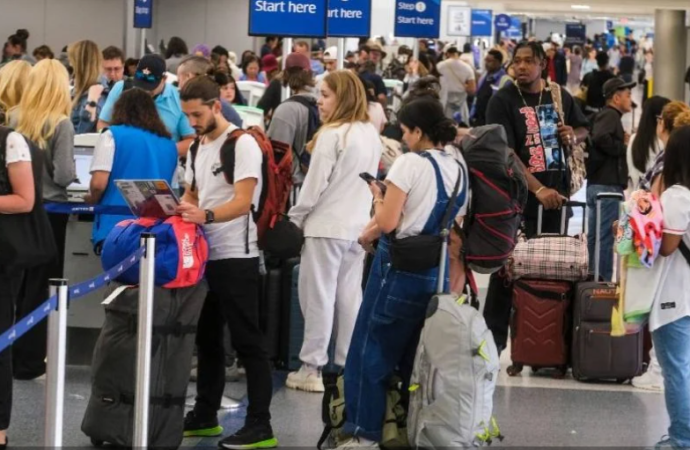 Cierre de gobierno en EU: cancelan por cuarto día más de mil vuelos