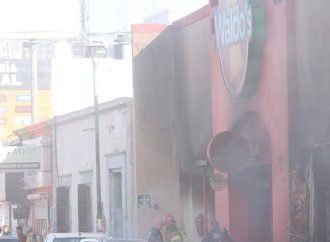 Explota automóvil en el centro de Hermosillo y provoca incendio en tienda departamental