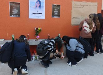 Flores, silencio y duelo en la UNISON por Johana victima en Waldo´s Hmo