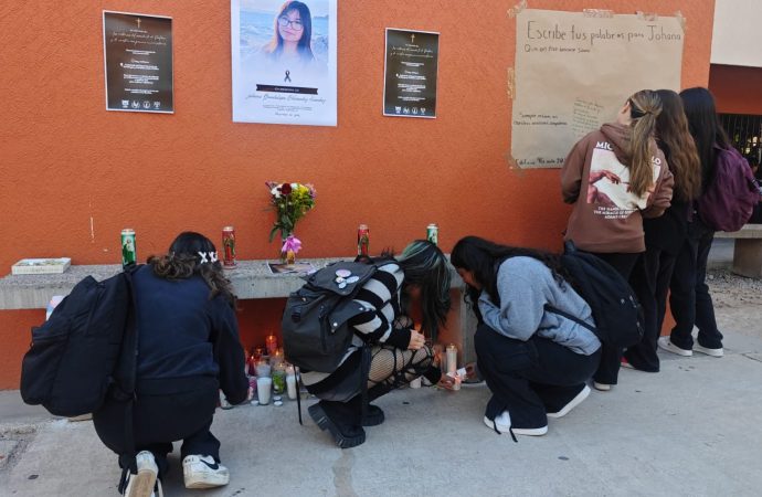 Flores, silencio y duelo en la UNISON por Johana victima en Waldo´s Hmo