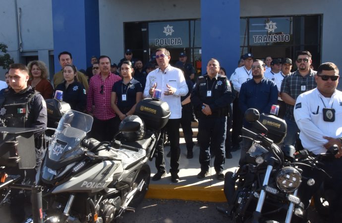 Entrega Elías Retes 7 moto patrullas a seguridad publica