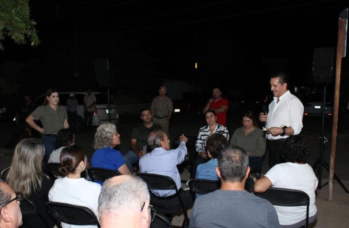 Lleva servicios básicos David Figueroa a vecinos de la Huerta