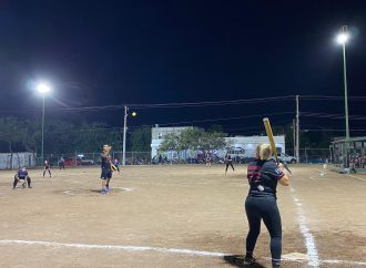 Entrega Lamarque cancha deportiva rehabilitada en alumbrado en la Municipio Libre